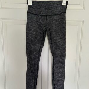 SIZE 6 LULULEMON LEGGINGS WITH PATTERN